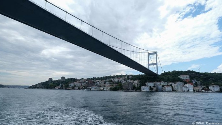 Διακόπηκε η κίνηση των πλοίων στον Βόσπορο – Ατύχημα σε δεξαμενόπλοιο